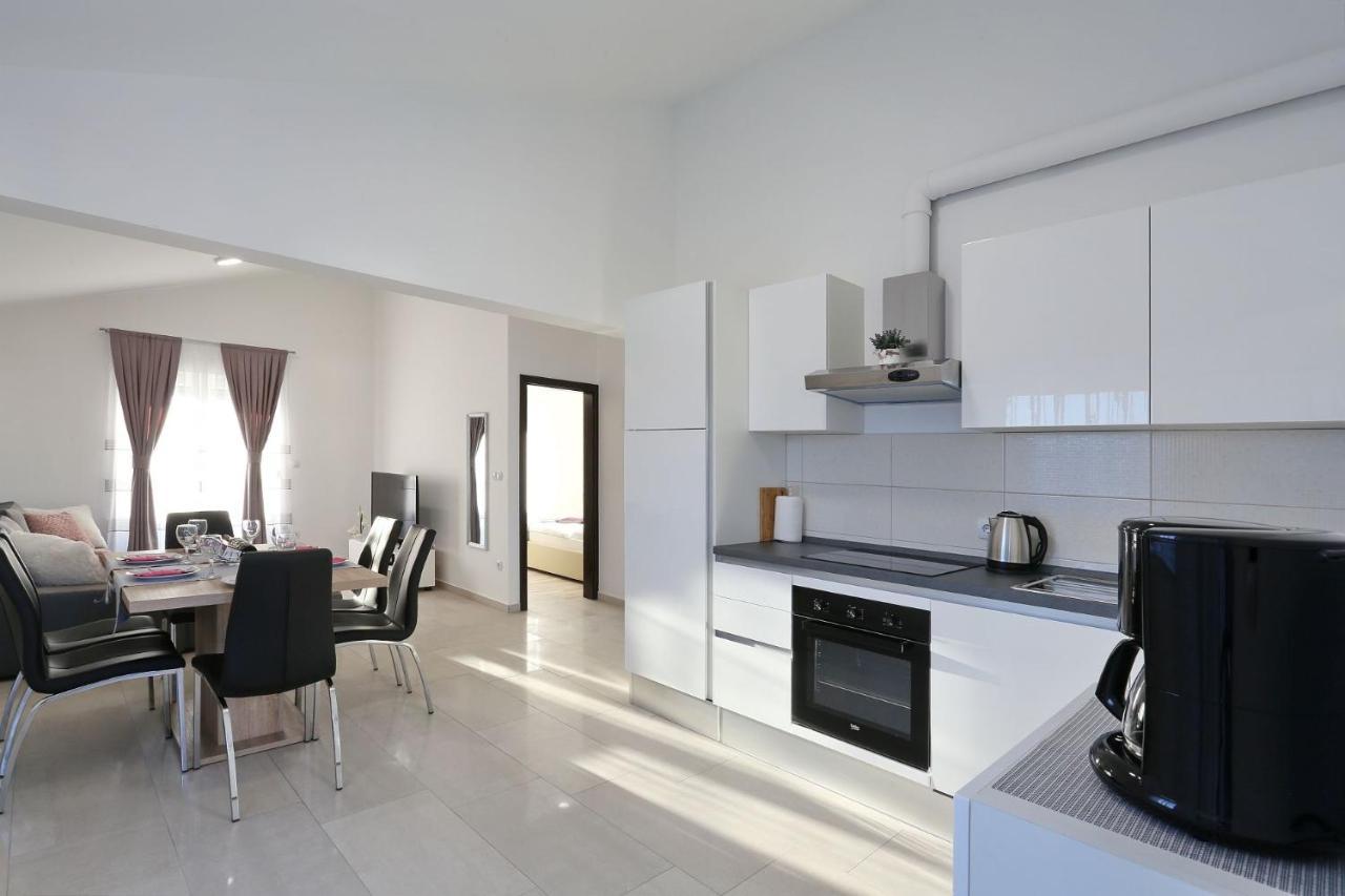 Apartments Lisac Vir Exterior foto